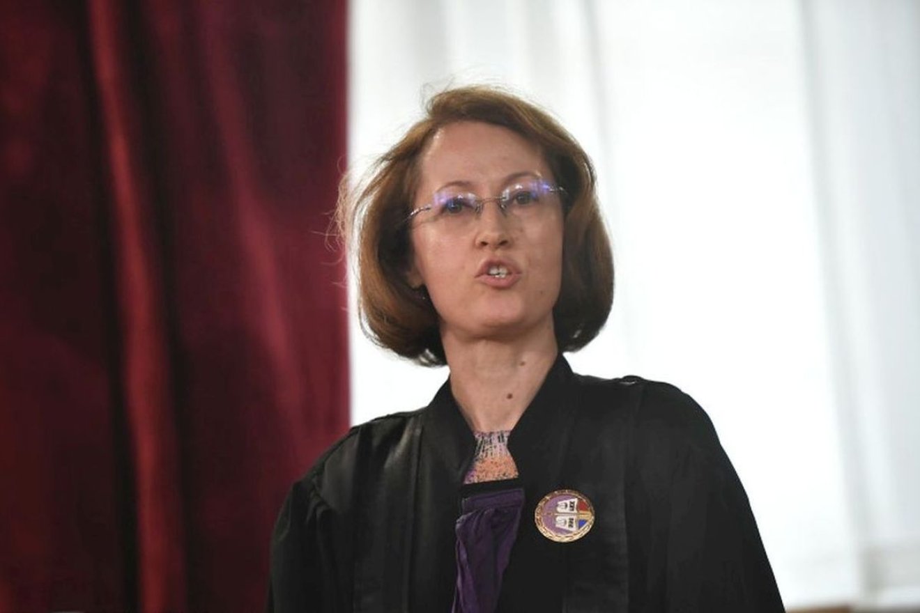 Üzent a bukaresti ítélőtábla vezetőségével szembeszálló bírónő