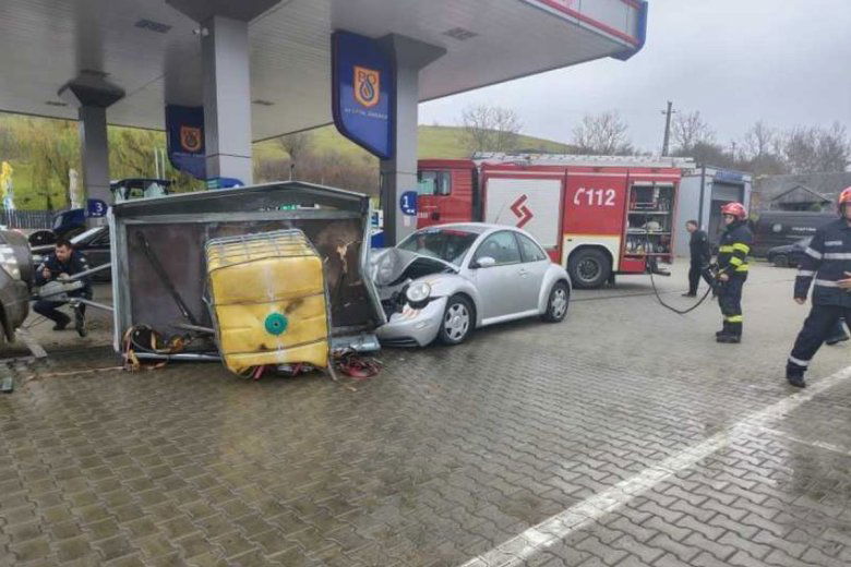 Micsoda pech: pont egy üzemanyagtartályos pótkocsinak ütközött neki a benzinkúton – fotók