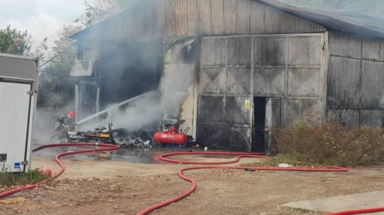 Tűz ütött ki egy csarnokban, ahol nagy mennyiségű ammónium-nitrátot is tárolnak – videóval