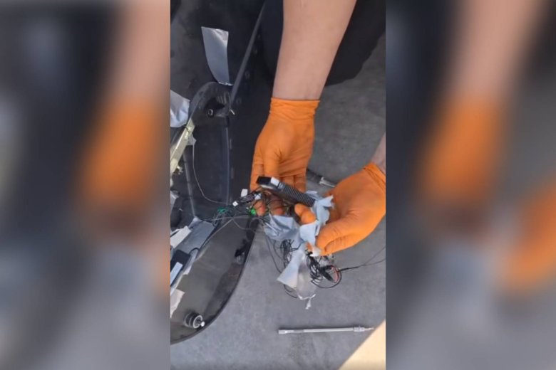 Égett szagot éreztek a rendőrautóban, megdöbbentő, hogy mi volt az ajtóba rejtve – videóval