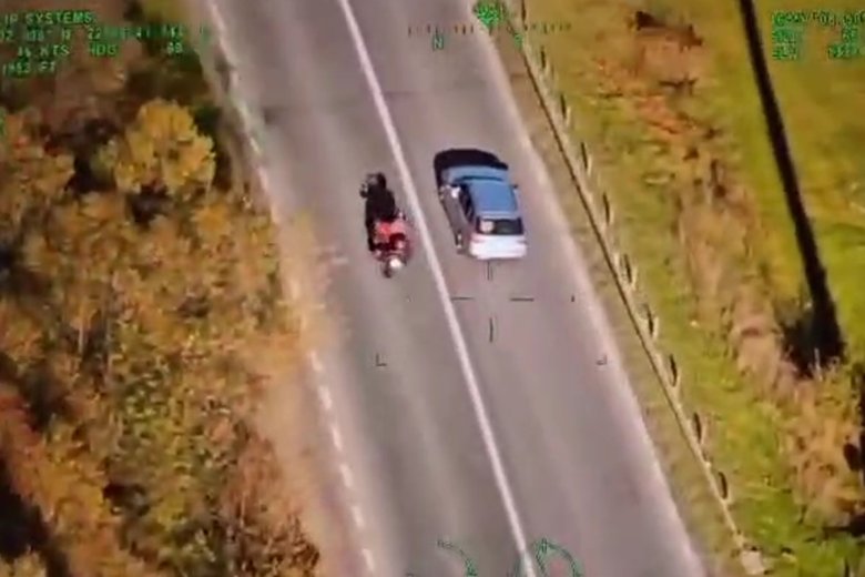 Tizenháromszor előzött a folytonos vonalon, két évig nem vezethet a marosvásárhelyi motoros  – videóval