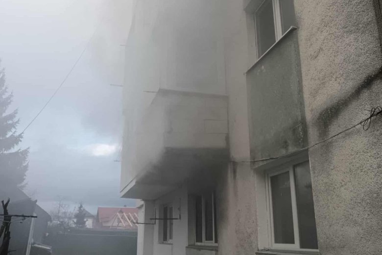 Tűz ütött ki egy maroshévízi tömbházlakásban, több lakót is kimenekítettek