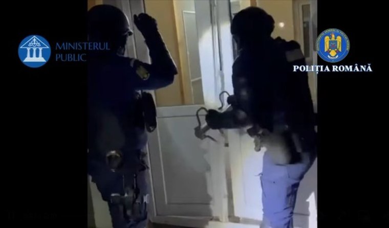 Házkutatási nagyüzem: ha nem nyitottak ajtót, hát betörték – videóval