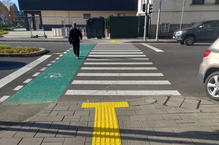 Látássérülteket segítő burkolati jelzések Marosvásárhelyen