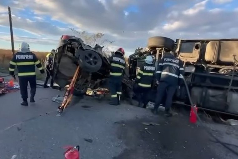 Elképesztő erővel csapódott egymásba egy BMW és egy kamion: ketten meghaltak Moldvában – videóval