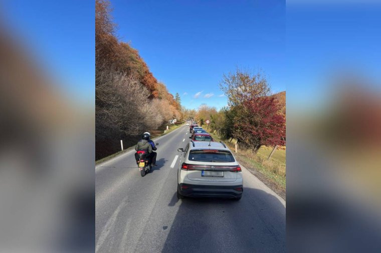 Autóval ütközött, majd egy másiknak csapódott egy robogós, mielőtt a sáncba esett volna Udvarhely mellett