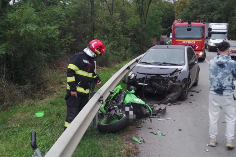 Motorkerékpár és személygépkocsi ütközött Maros megyében, hárman megsérültek