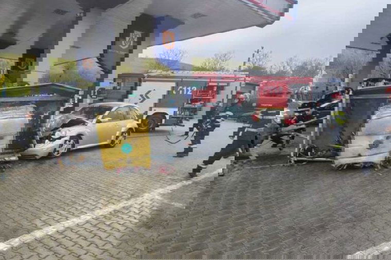 Micsoda pech: pont egy motorinatartályos pótkocsinak ütközött neki a benzinkúton – fotók