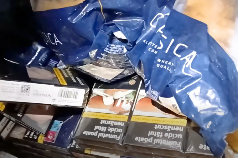 Szárított tészták alatt találták meg a 2190 doboz csempészcigarettát – videóval