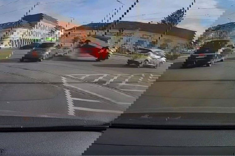 Meglepő, hogy milyen könnyen fel tud borulni egy autó – videó