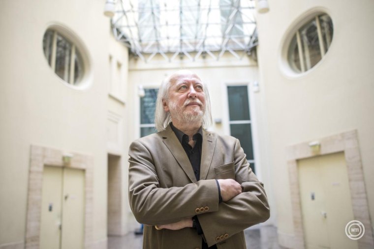 Krasznahorkai László kapja az irodalmi Nobel-díjat