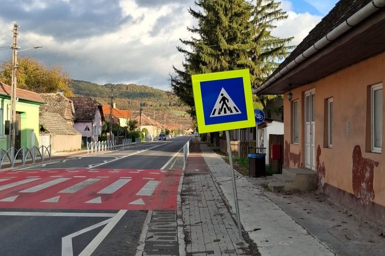 Útjelző táblákat és útszéljelző oszlopokat rongáltak meg Székelyudvarhely és Székelykeresztúr között