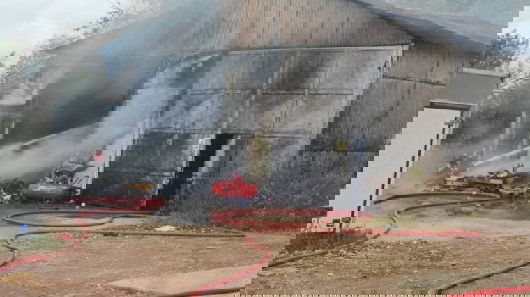 Tűz ütött ki egy csarnokban, ahol nagy mennyiségű ammónium-nitrátot is tárolnak – videóval