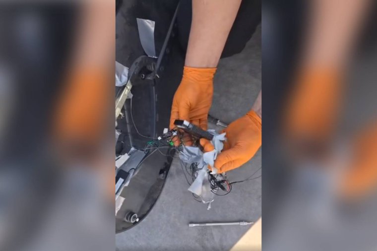 Égett szagot éreztek a rendőrautóban, megdöbbentő, hogy mi volt az ajtóba rejtve – videóval