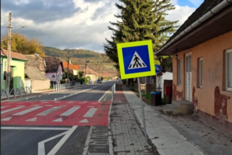 Útjelző táblákat és útszéljelző oszlopokat rongáltak meg Székelyudvarhely és Székelykeresztúr között