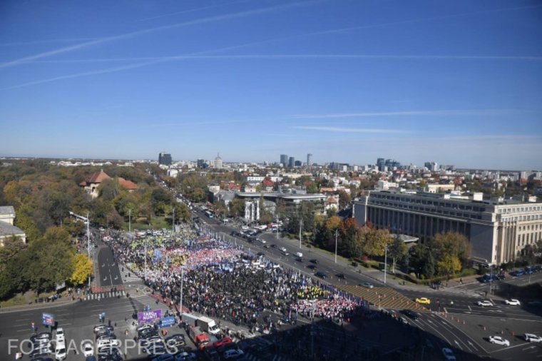 Több ezer szakszervezeti tag tüntet Bukarestben a kormány megszorításai ellen