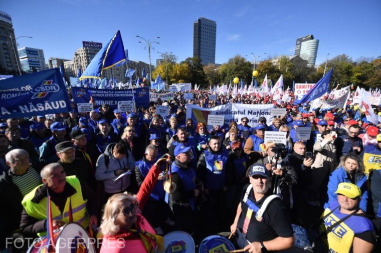 „Mondjanak le!”, „Tolvajok!”. Több ezer szakszervezeti tag vonult utcára