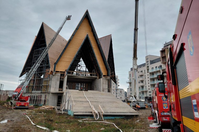 Tűz ütött ki egy épülő templom tetőszerkezetén Marosvásárhelyen