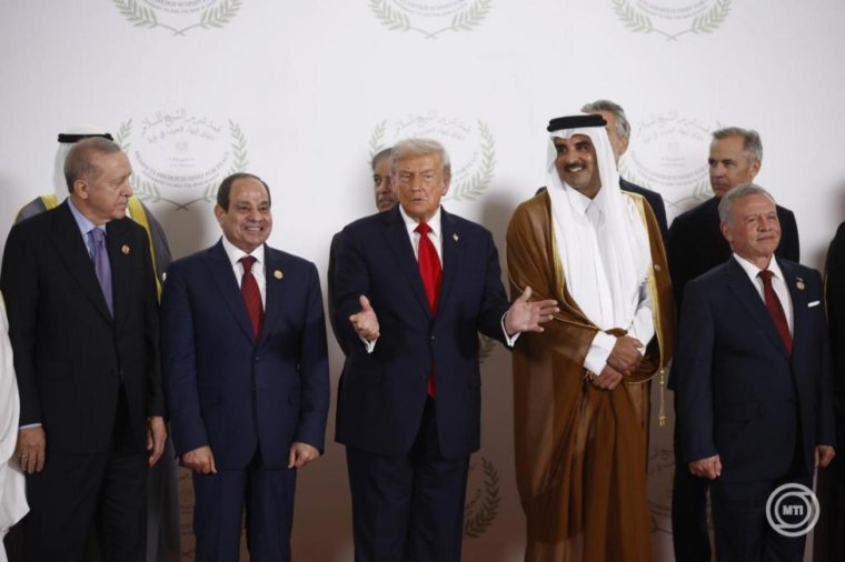 Donald Trump is aláírta a gázai tűzszüneti megállapodást