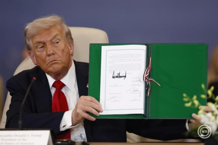 Donald Trump is aláírta a gázai tűzszüneti megállapodást