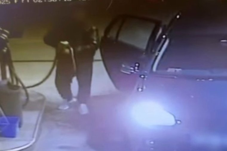 Rögtön lefogták a férfit, aki az autóját és magát is lelocsolta benzinnel egy üzemanyagtöltő-állomáson – videó