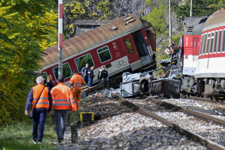 Két gyorsvonat ütközött össze Kelet-Szlovákiában, a magyar határ közelében – videóval