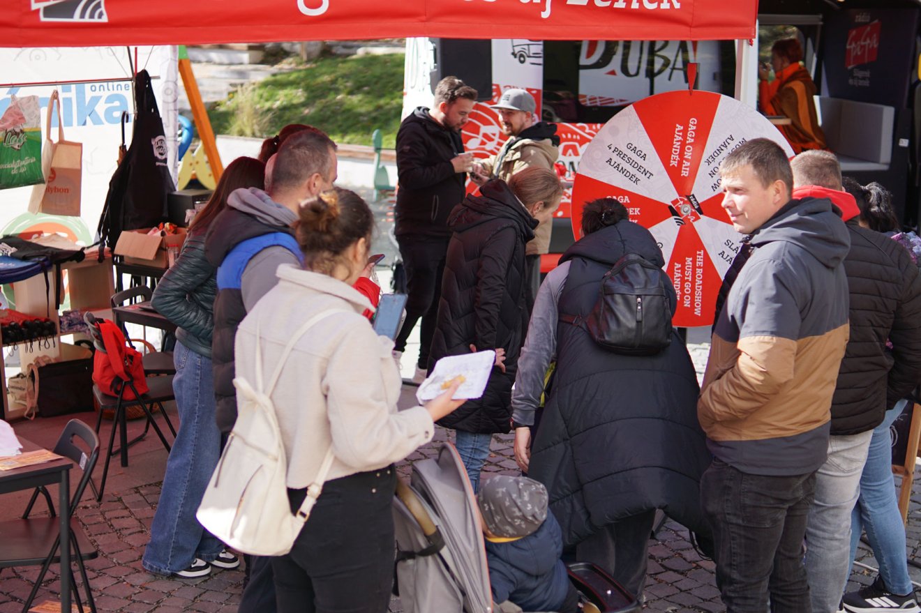 A fesztivál egyik legjobb pillanata: találkozás a hallgatókkal a marketingsátorban •  Fotó: Rádió GaGa
