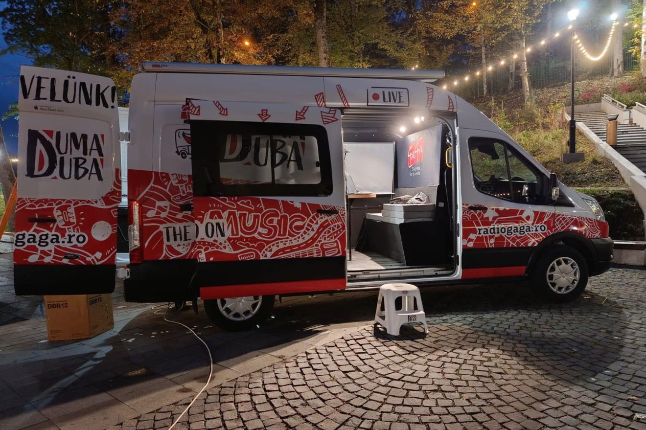 A Rádió GaGa csapata már a korai órákban megérkezett a Tökfesztivál helyszínére •  Fotó: Rádió GaGa