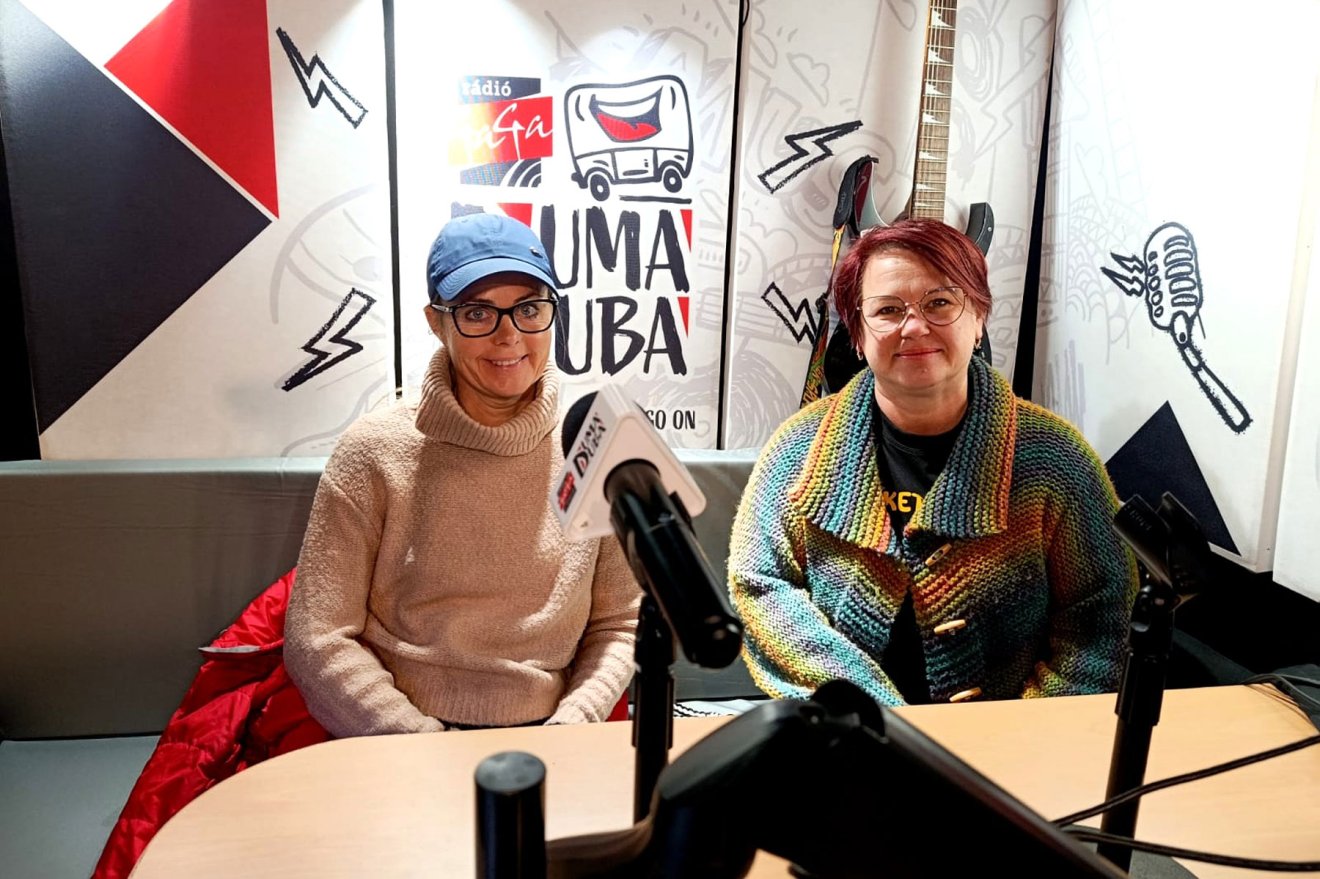 A koránkelők között Lőrincz Gabriella (jobbra) és Kiss Zsófia (balra), akik a Duma Dubában indították a napot •  Fotó: Rádió GaGa