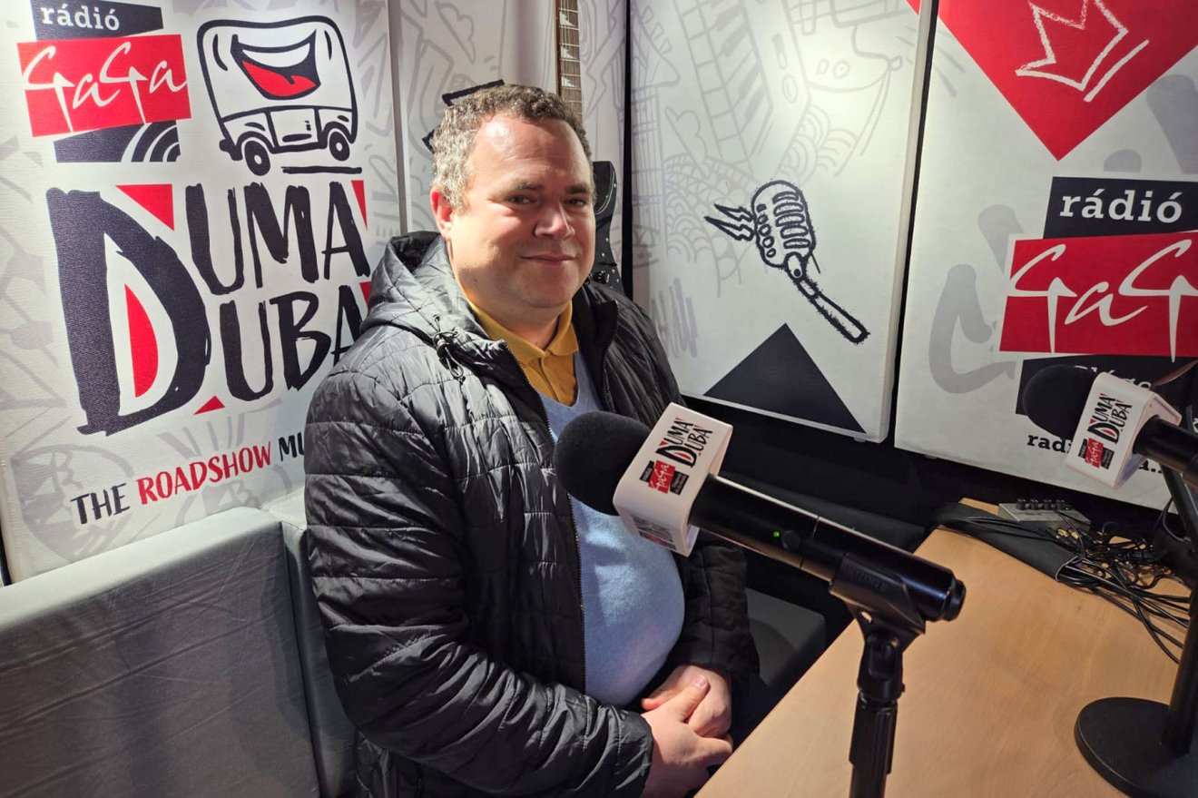 Kovács István, a Domokos Kázmér Iskolaközpont igazgatója a diákok által készített tökdekorációkat méltatta •  Fotó: Rádió GaGa