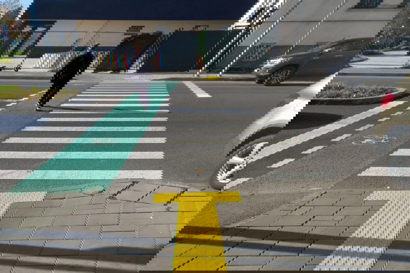 Látássérülteket segítő jelzés •  Fotó: Simon Virág