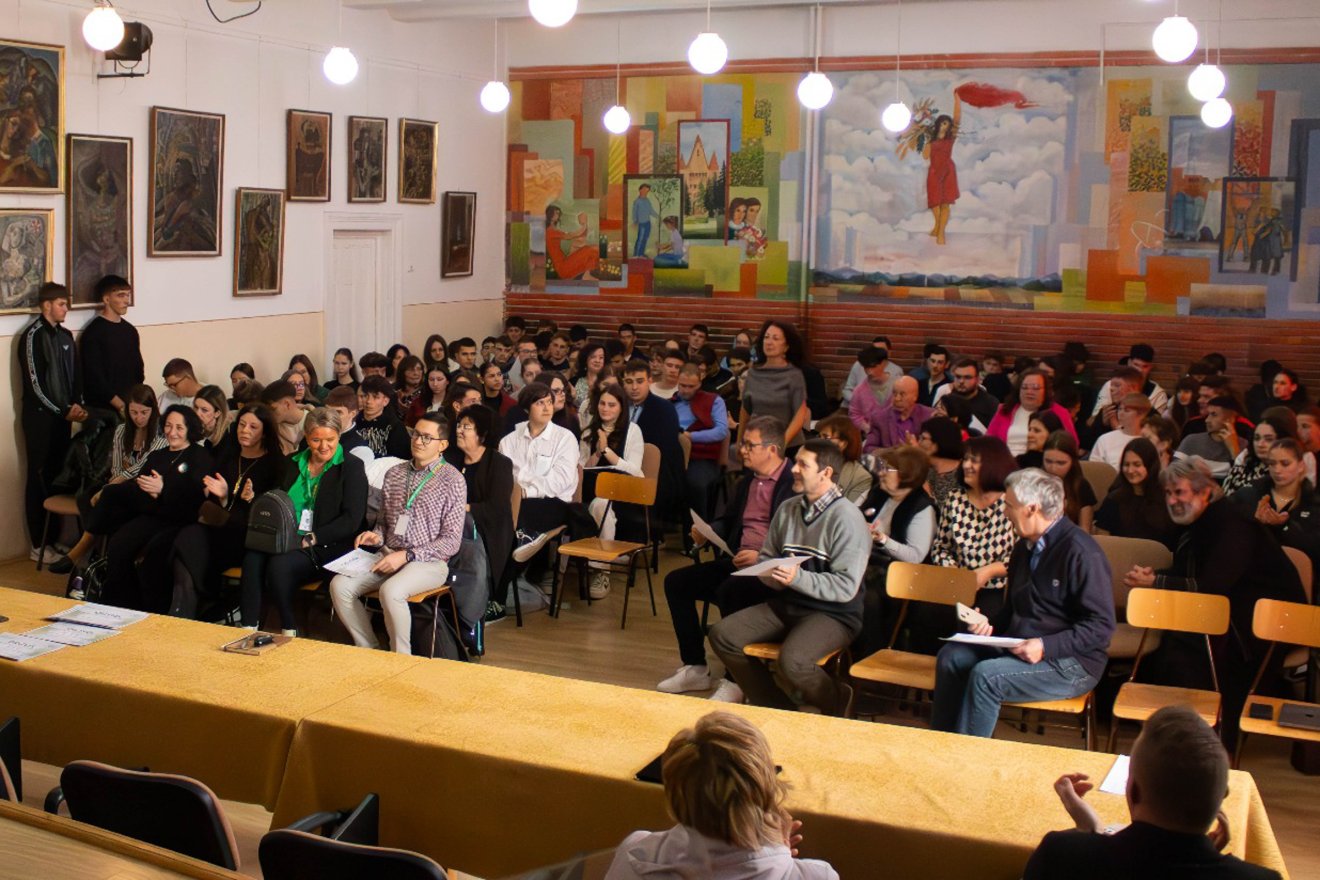 A gyergyószentmiklósi diákokat a Salamon Ernő Gimnázium dísztermében díjazták