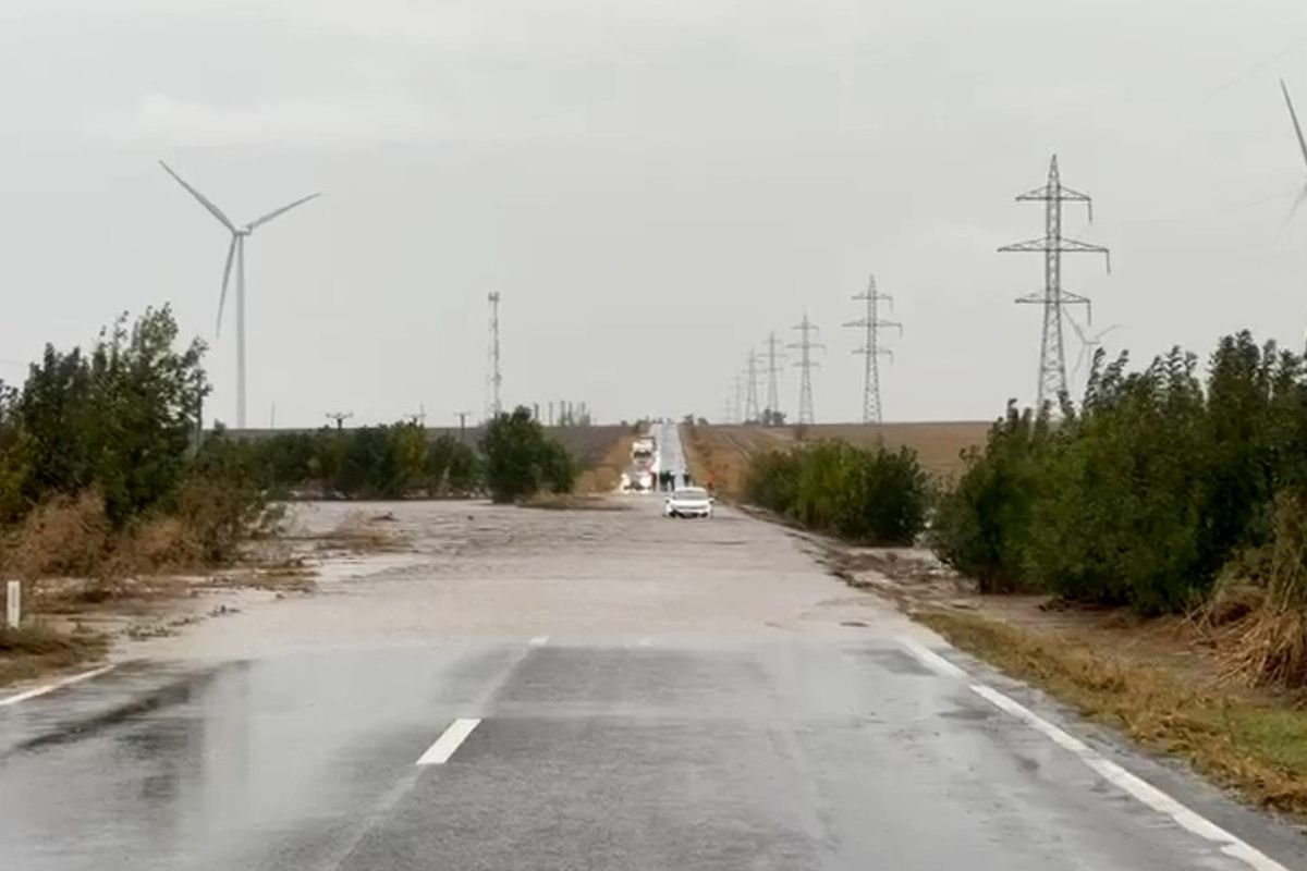 Elárasztott út a Konstanca megyei Țepeș Vodă és Nicolae Bălcescu települések térségében •  Fotó: Meteoplus/Facebook