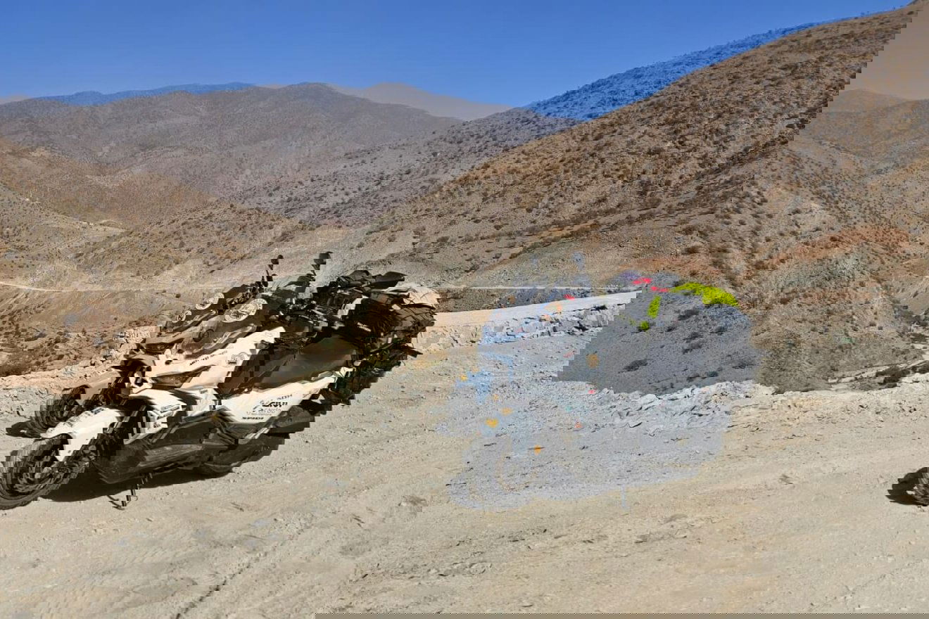 Aszfalt helyett váltakozó off-road szakaszok, por és útjavítások nehezítették a haladást. •  Fotó: Mihály Alpár