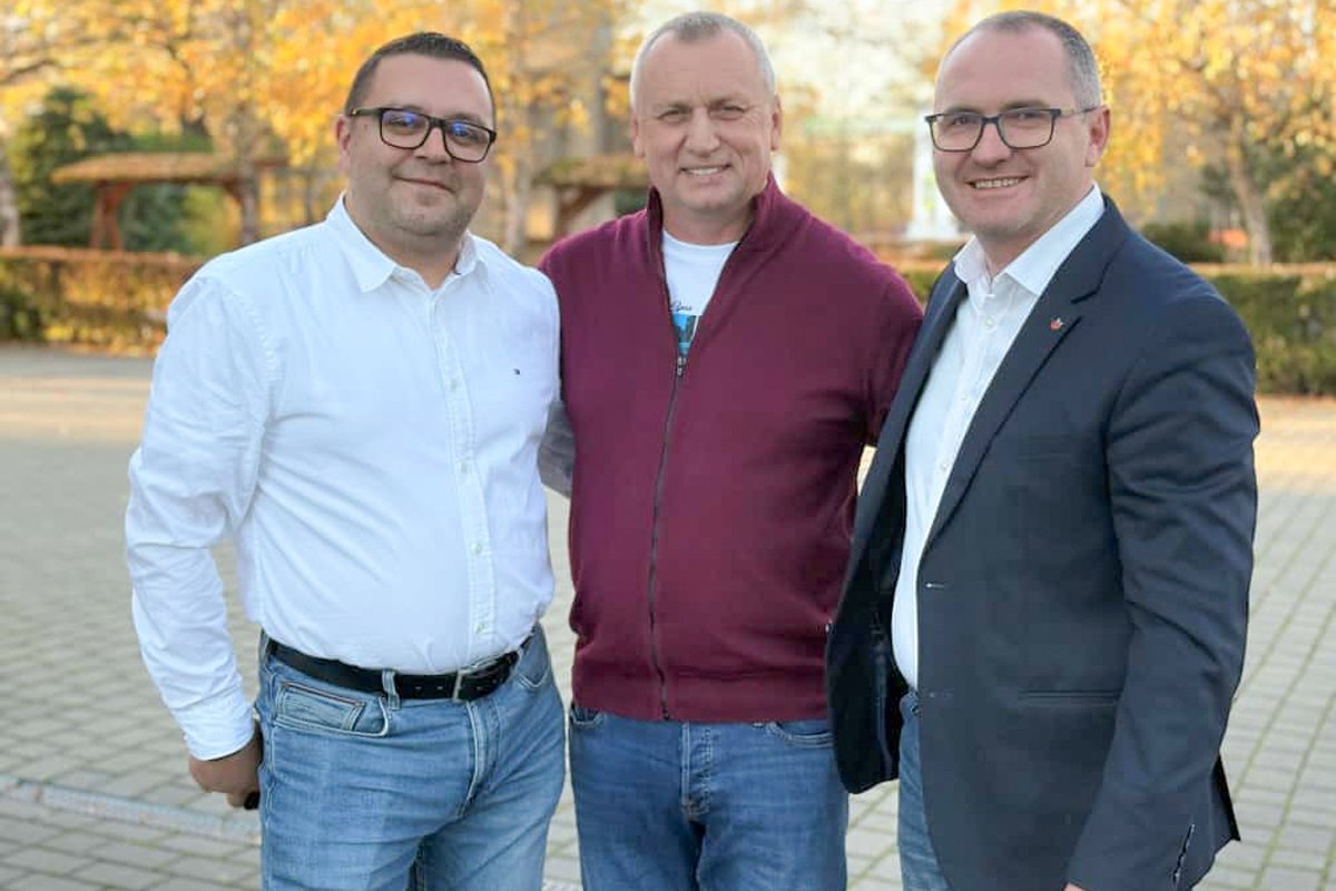 Bors Béla, Csíkszereda alpolgármester (b), Babják Zoltán, Beregszász polgármestere (k) és Korodi Attila, Csíkszereda polgármestere (j)