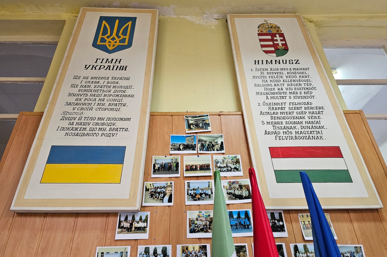 Az egyik beregszászi iskola folyosóján az ukrán és a magyar himnusz szövege fogad