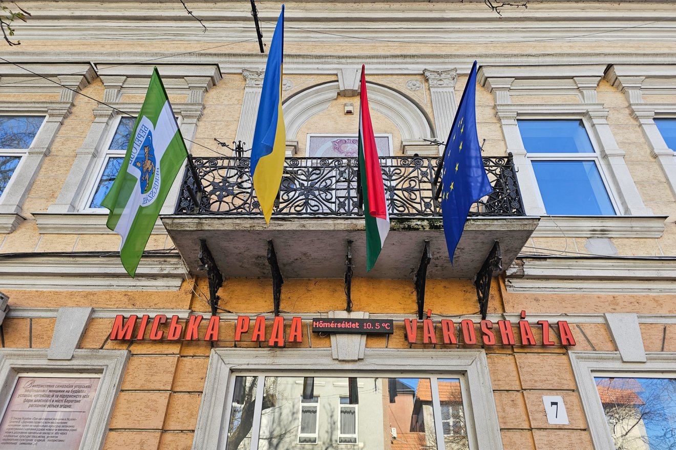 A beregszászi városházán jól megfér egymás mellett az ukrán, a magyar és az uniós lobogó