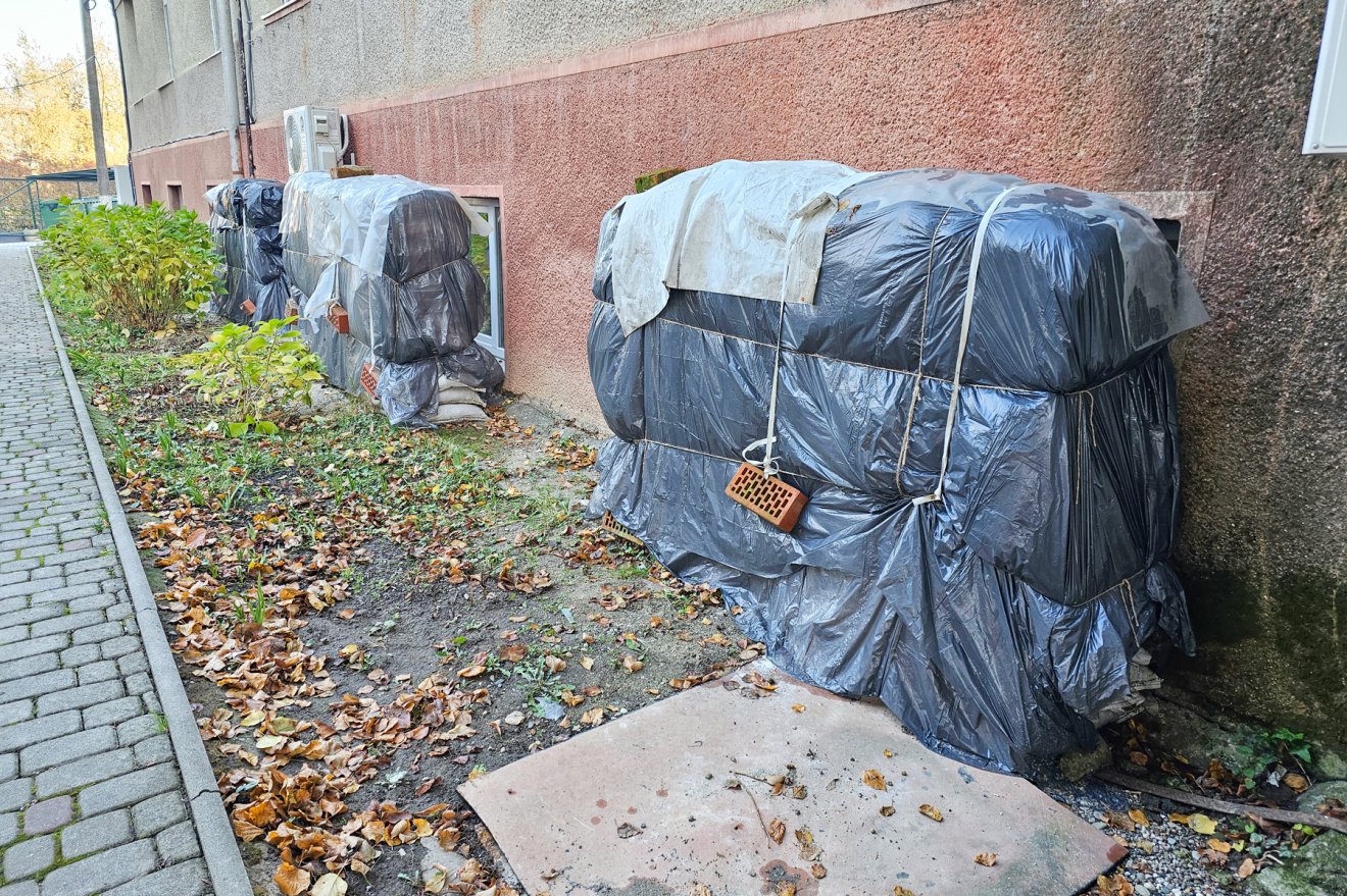 Kötelező előírás háború idején: védett ablakok az egyik beregszászi iskolaépületnél •  Fotó: Kozán István