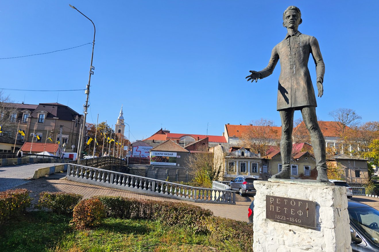 Petőfi Sándor szobra sokat szenvedett: felgyújtották majd a kezeit levágták