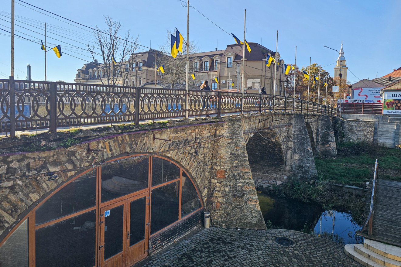 Ukrán zászlók a beregszászi kőhídon