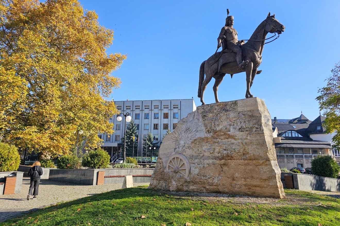 II. Rákóczi Ferenc szobra Beregszász központjában •  Fotó: Kozán István