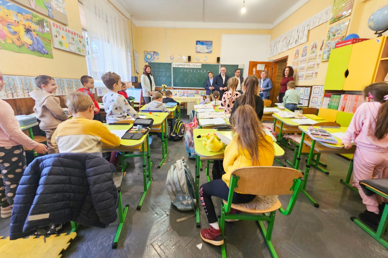 Minden iskolában nagyon kedves gyerekekkel találkozott a csíkszeredai küldöttség •  Fotó: Kozán István