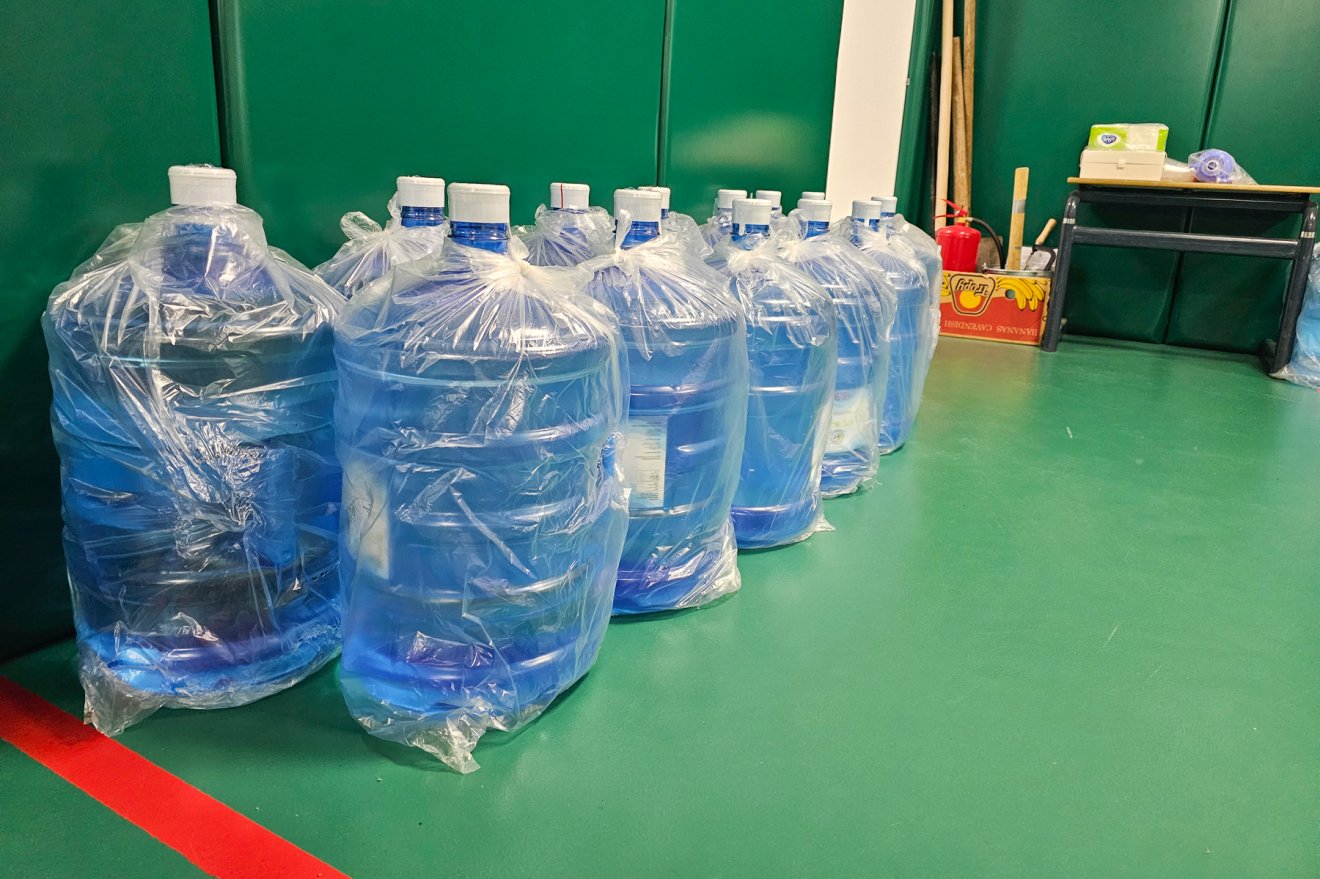 Ez már egy modern iskolai óvóhely, elegendő ivóvízzel •  Fotó: Kozán István