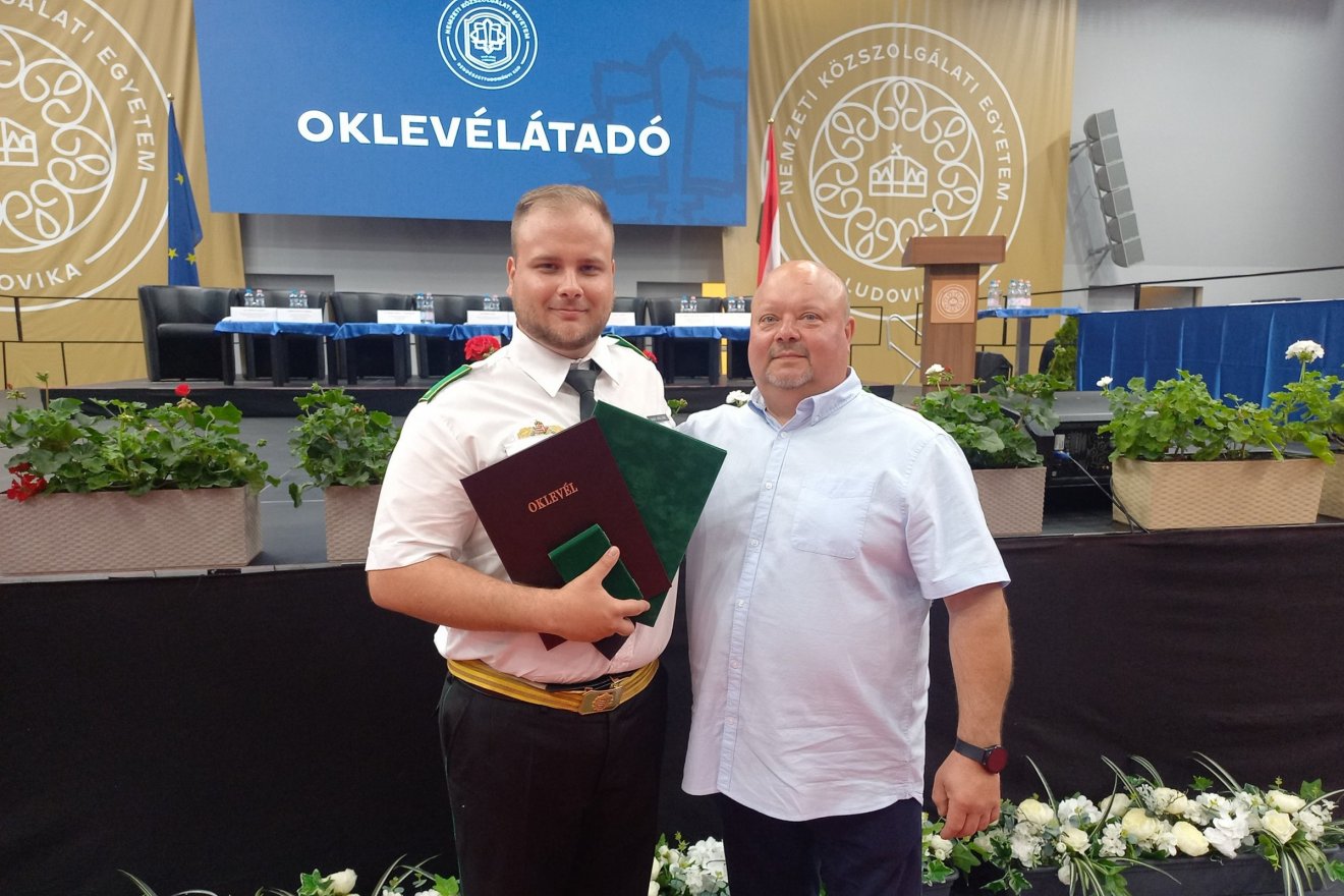 Bajzát Attila (jobboldalt) folyamatosan fejleszti tudását, idén is kiérdemelt egy rangos oklevelet