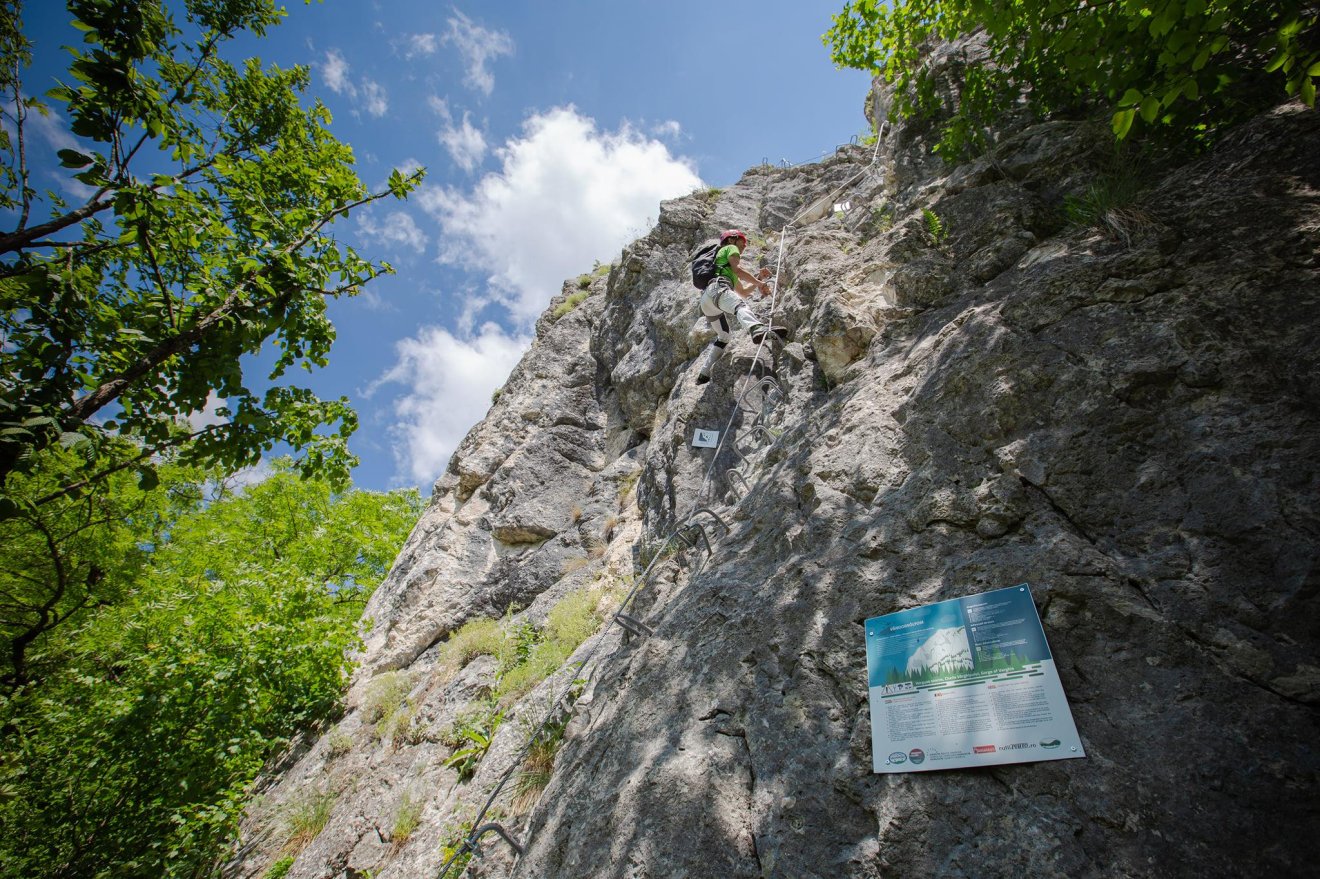 Hiába a figyelmeztető táblák, sokan felelőtlenül indulnak el a Vándorsólyom vasalt ösvényen •  Fotó: Vándorsólyom vasaltösvény/Facebook