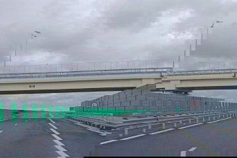 Politikai bejelentés: átadunk egy új sztrádaszakaszt. Valóság: csak egy irányban