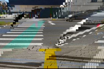 Látássérülteket segítő burkolati jelzések Marosvásárhelyen