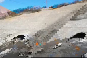 Hetven tonna robbanóanyaggal törnek utat a hegyvidéki autópályának – videóval