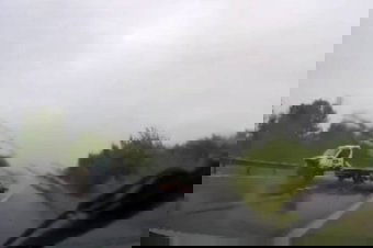 Pont mögötte haladt és felvette, ahogy a sztrádán keresztbe-kasul csúszik az autó – videó