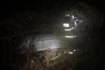 Húszméteres szakadékba zuhant és autójában rekedt egy sofőr